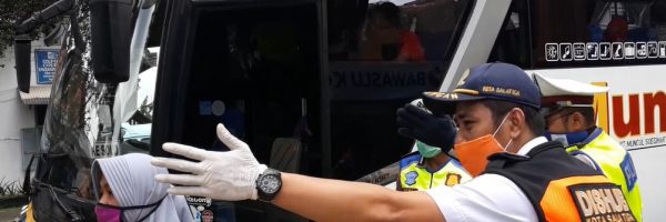 Screening kesehatan kepada awak dan penumpang bus maupun angkutan prona yang masuk/turun di Kota Salatiga