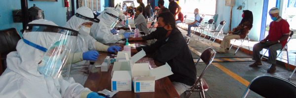 Juru parkir, pengemudi angkot, sais dokar, tukang becak dan ojol mengikuti rapid test