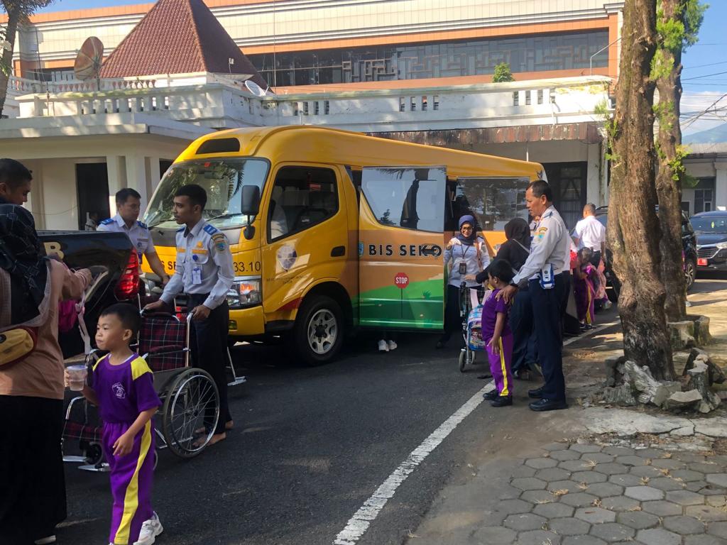 JALAN-JALAN DAN BELAJAR BERSAMA ANAK-ANAK BERKEBUTUHAN KHUSUS RUMAH PINTAR SALATIGA.