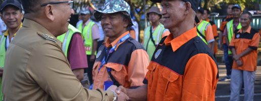 APEL PEMBINAAN DAN PENYERAHAN SERAGAM JURU PARKIR TEPI JALAN DI KOTA SALATIGA