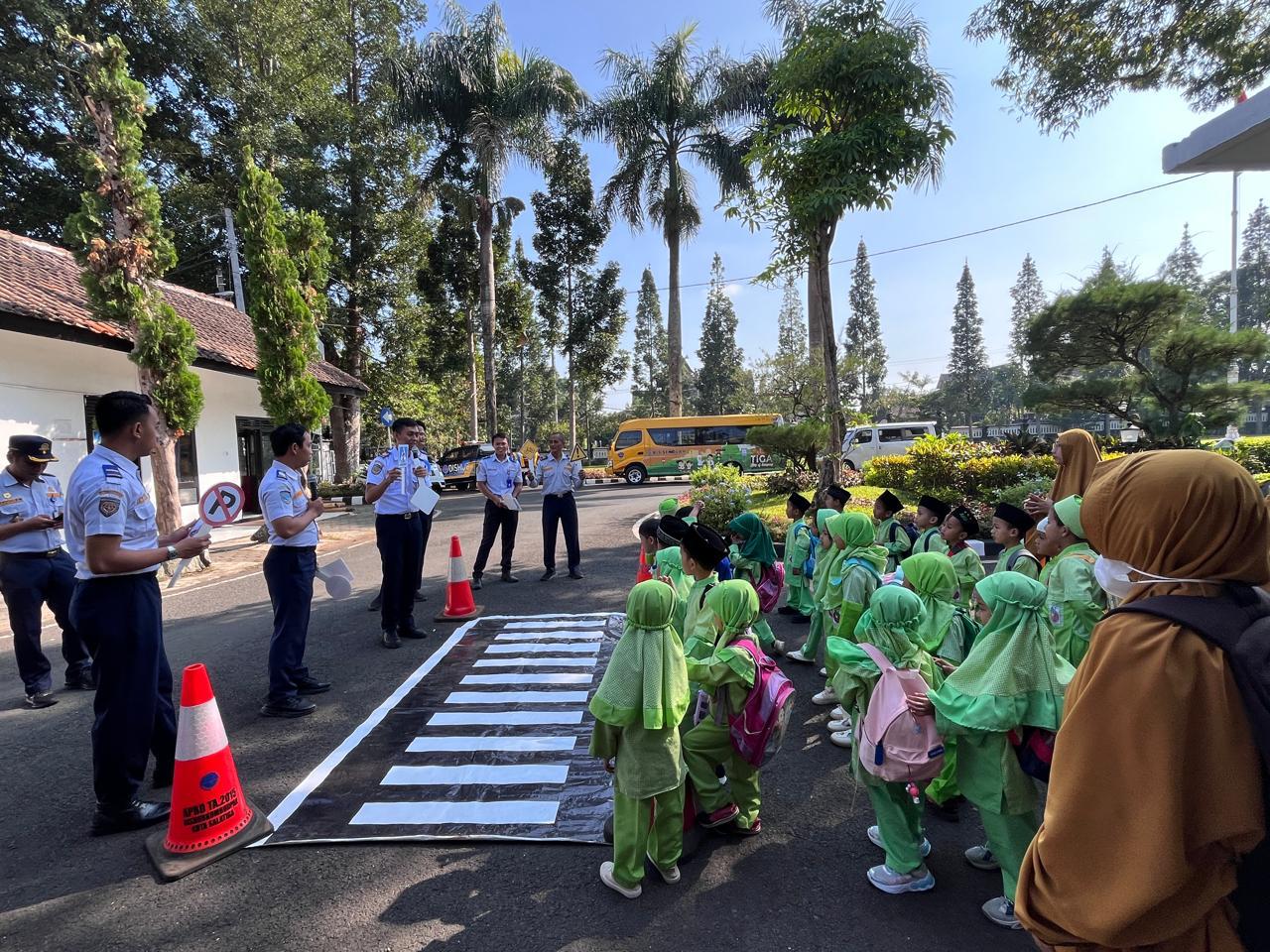 SI DOL SLAMET BERSAMA TK YAA BUNAYAA