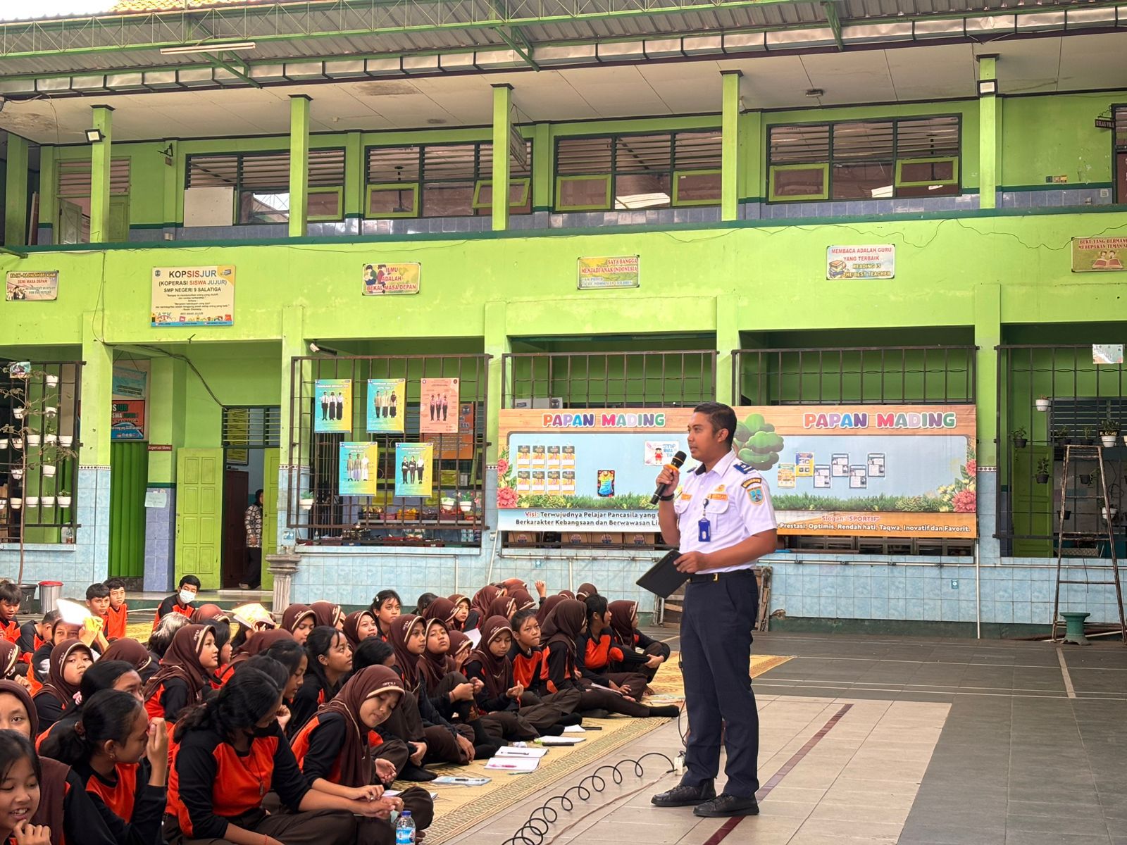 SOSIALISASI PEMANFAATAN ALAT TRASPORTASI UMUM SMP N 09 SALATIGA