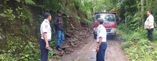 EVAKUASI JL.RANDUARES KEL.KUMPULREJO AKIBAT TANAH LONGSOR
